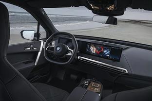 Nhân viên bồi thường Kl99kl phiên bản hoạt động Liberty đang làm việc với khách hàng tại gara Motor Image
